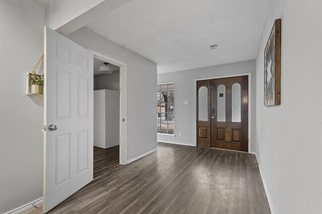 Building Photo - 2112 Chaucer Street