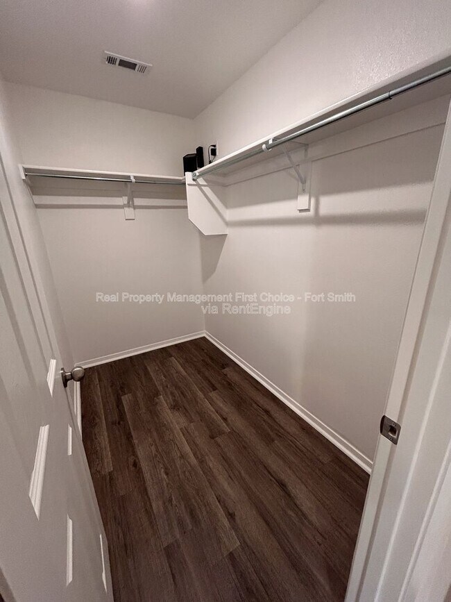 Building Photo - 10638 Cedar Wy