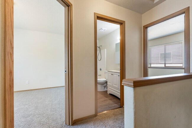 Building Photo - Spacious 2-Bedroom Townhome in SE Portland