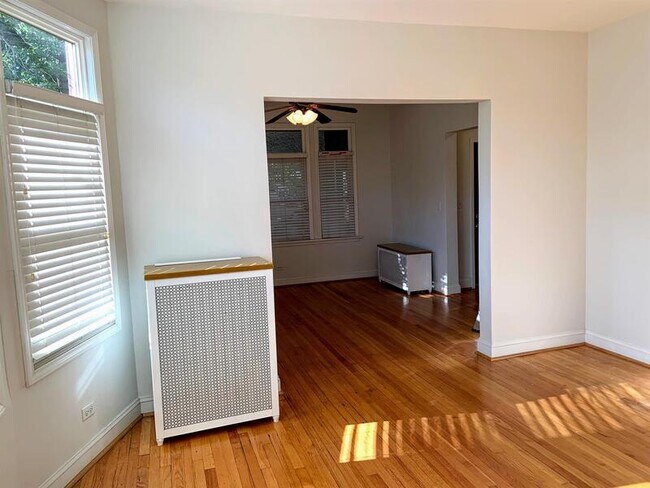 Building Photo - 5825 N Rogers Ave