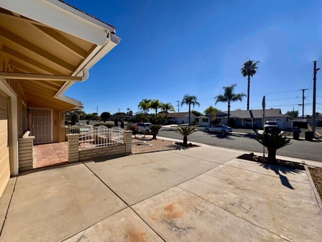 Building Photo - 55+ 2 bedroom 2 bathroom Sun City home for LEASE!