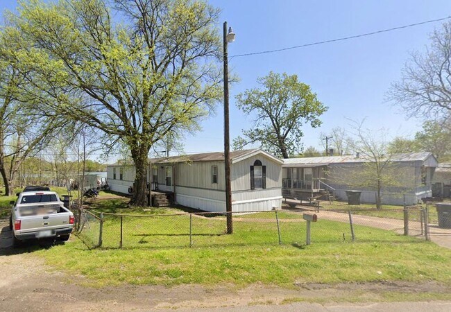 Building Photo - Renovated 2-Bed, 1-Bath Mobile Home