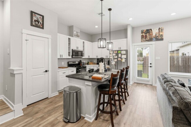 Building Photo - 417 Stonework Garden Ln