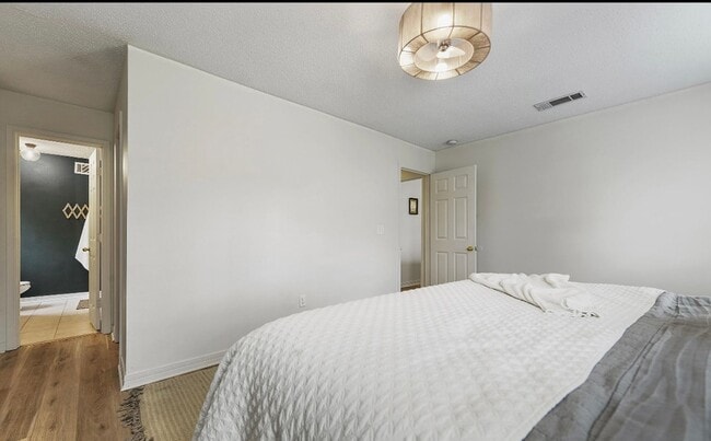 Building Photo - Updated 4 bedroom 2.5 bath home in Ocean Springs!