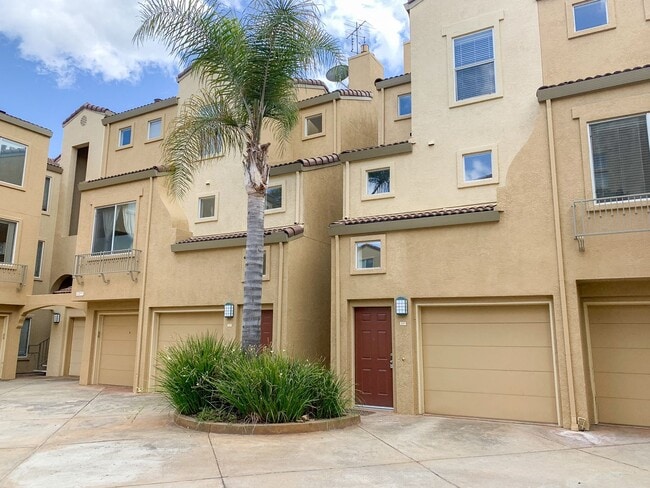 Building Photo - Lovely Bright and Spacious Two Bedroom Tri-Level Condo