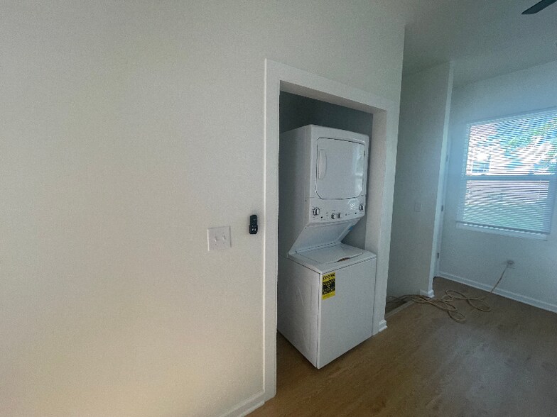 Building Photo - 415 6th Ave