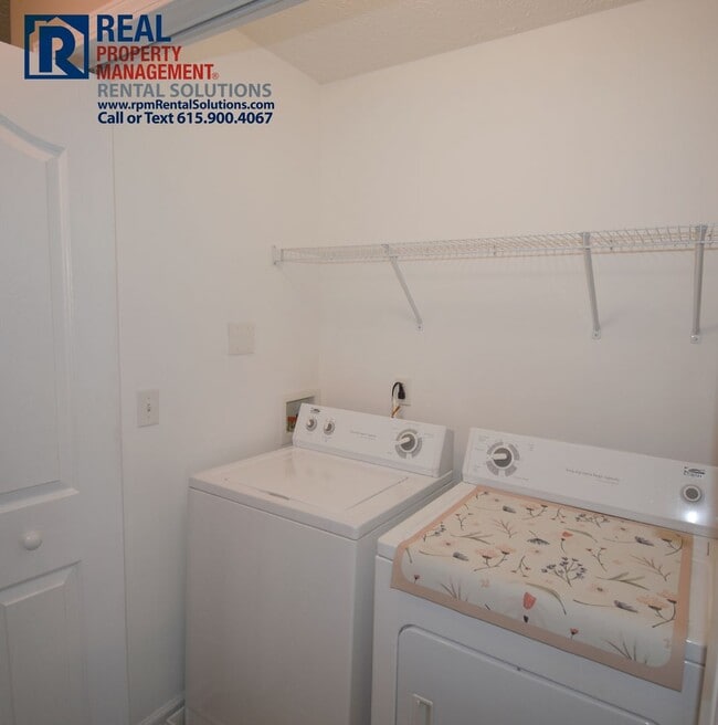 Building Photo - Great 2BR/2.5BA Murfreesboro townhome less than 2 miles from MTSU!