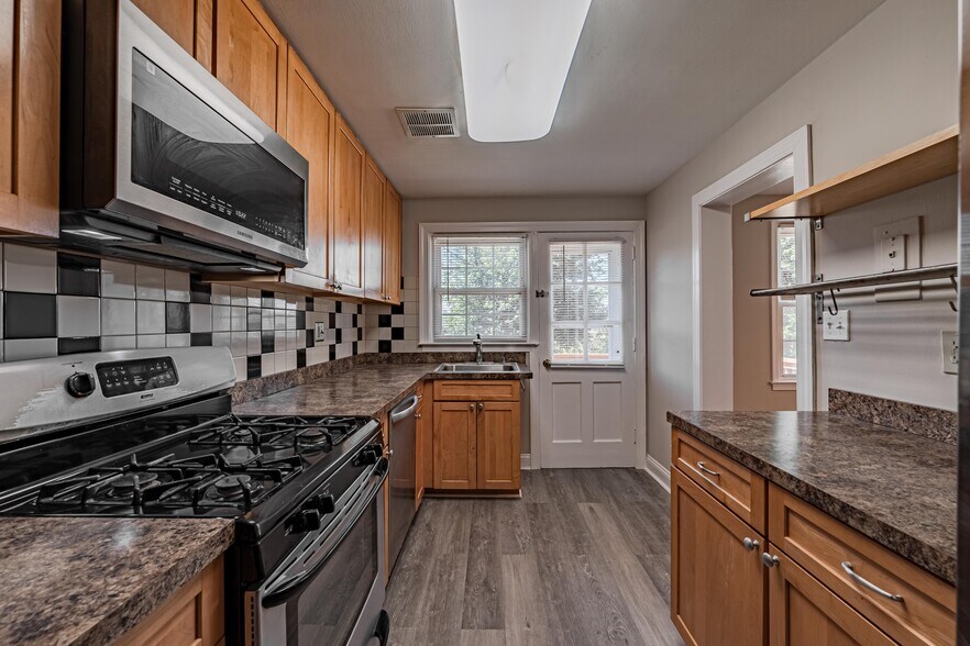 Building Photo - 1565 Dellsway Rd