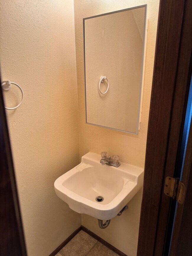 Building Photo - Updated 2 bedroom 1 1/2 bath duplex in Springfield!  MOVE IN SPECIAL!