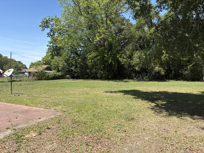 Building Photo - 216 Lakeland Dr