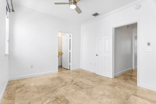 Building Photo - 691 Hibiscus St