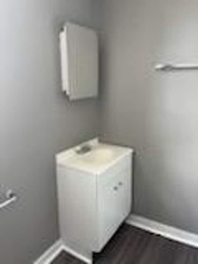 Building Photo - 2 bedroom 1 bath