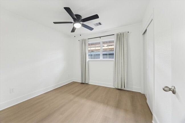 Building Photo - 2302 Hewitt Dr