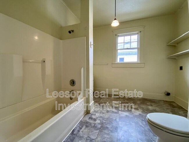 Building Photo - 451 Egan St