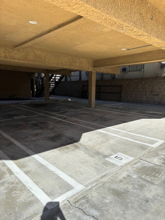 Building Photo - Spacious 1-Bed Apartments in Gated Tujunga Community