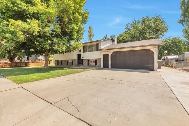 Building Photo - Remodeled 6 beds, 2 car garage!!