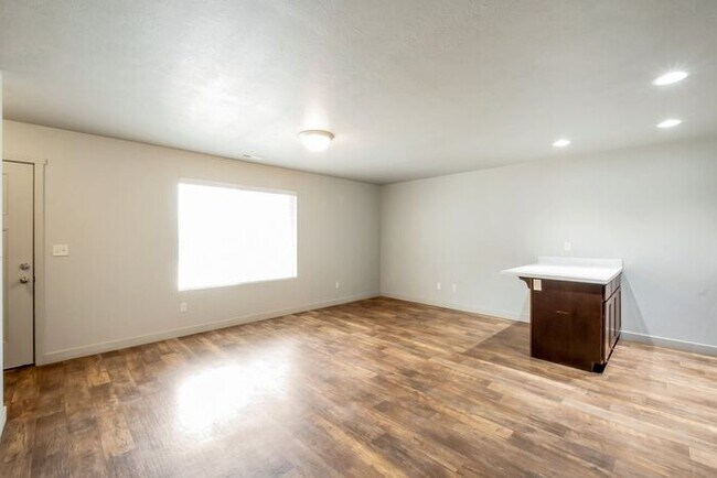 Building Photo - Beautiful 2 Story Townhome with Awesome Amenities + 2 car garage