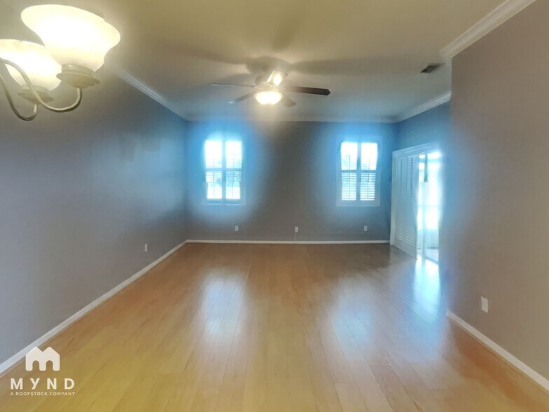 Building Photo - 5372 Neil Dr