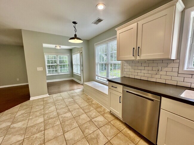 Building Photo - Bright and Airy Three Bedroom Home in Lake...