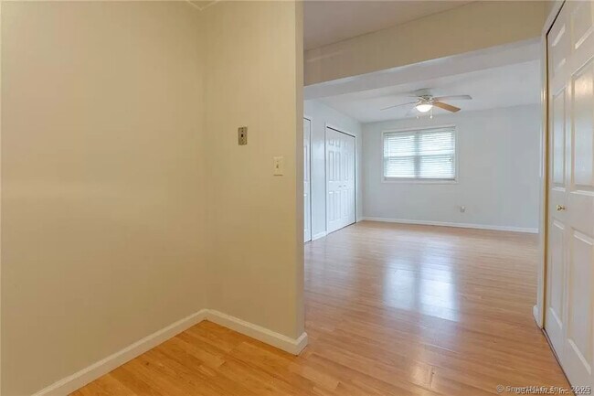 Building Photo - 612 Twin Circle Dr