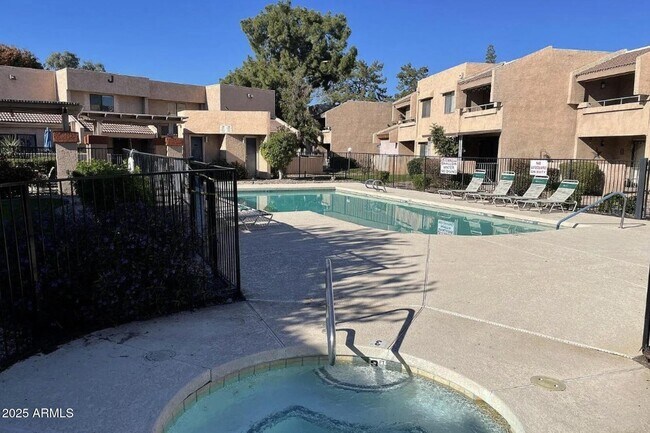 Building Photo - 10828 N Biltmore Dr