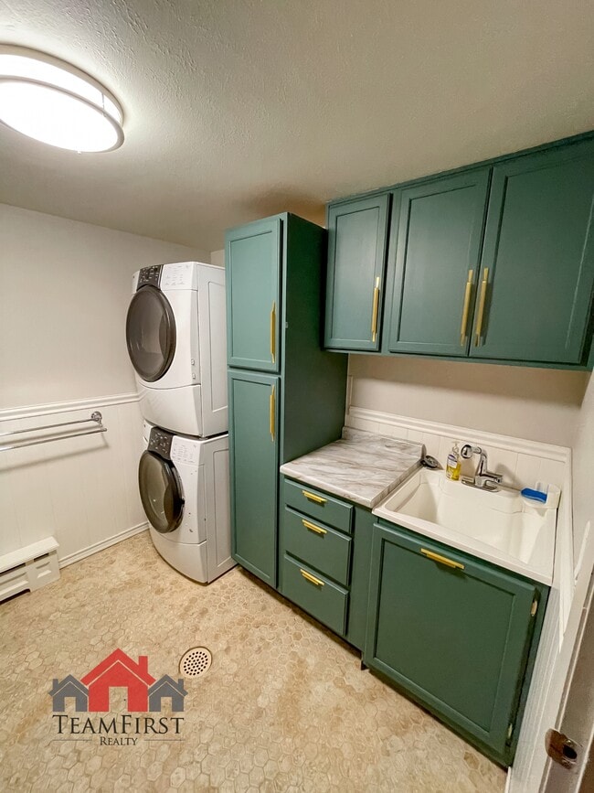 Building Photo - 910 Pine Ridge Dr