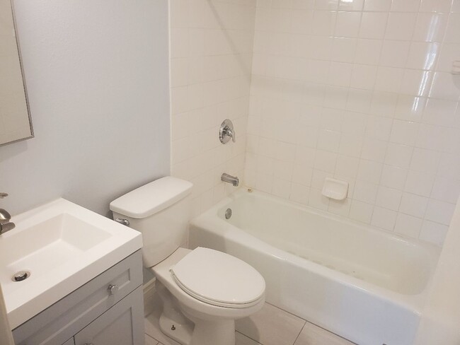 Building Photo - 3 Bedroom - 2 Bathroom wonderful remodeled...