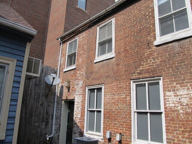 Building Photo - 614 Caroline St