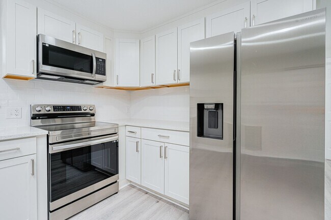 Building Photo - Fully Remodeled 2-Bedroom Home in Prime Or...
