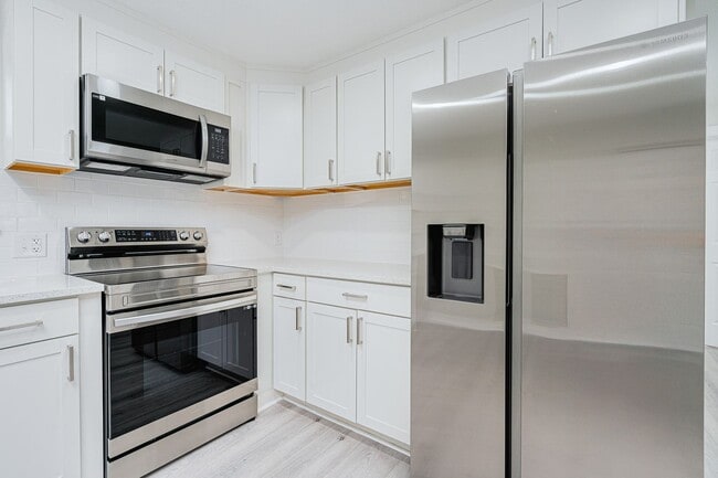 Building Photo - Fully Remodeled 2 Bedroom Home in Prime Ormond Location