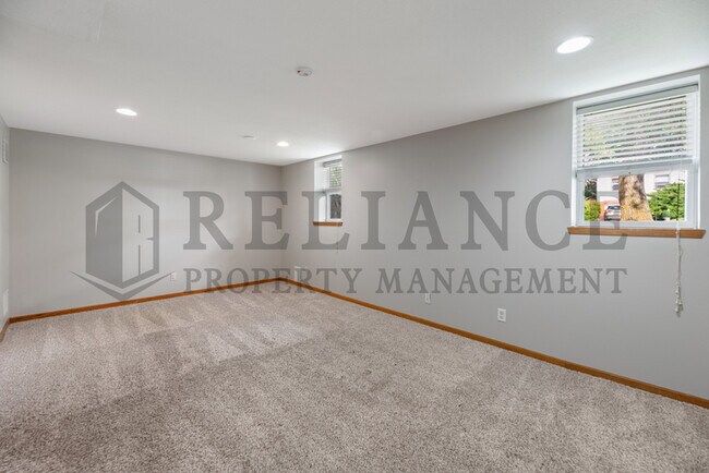 Building Photo - 533 S Westview Dr