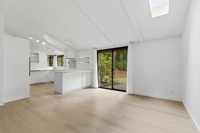 Building Photo - Single level Bainbridge Island home