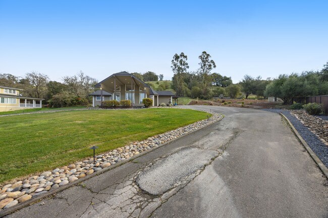 Building Photo - 9168 Eastside Rd