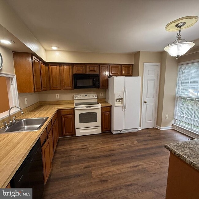 Building Photo - 8222 Maple Ridge Ave