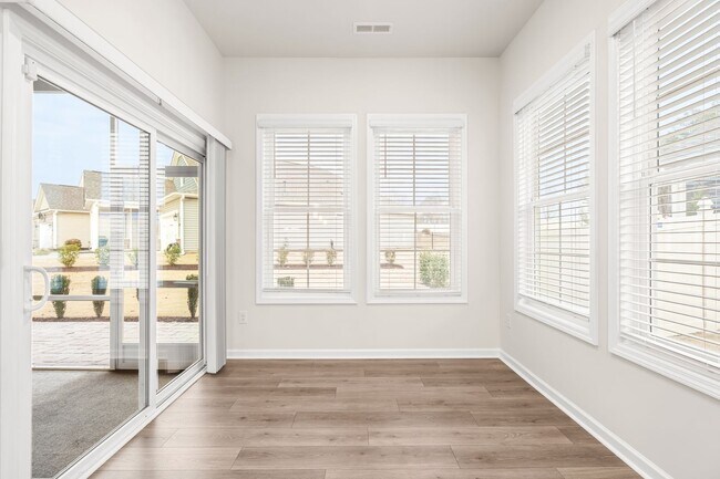 Building Photo - Amazing Durham Location - Easy commute to RTP, Brier Creek