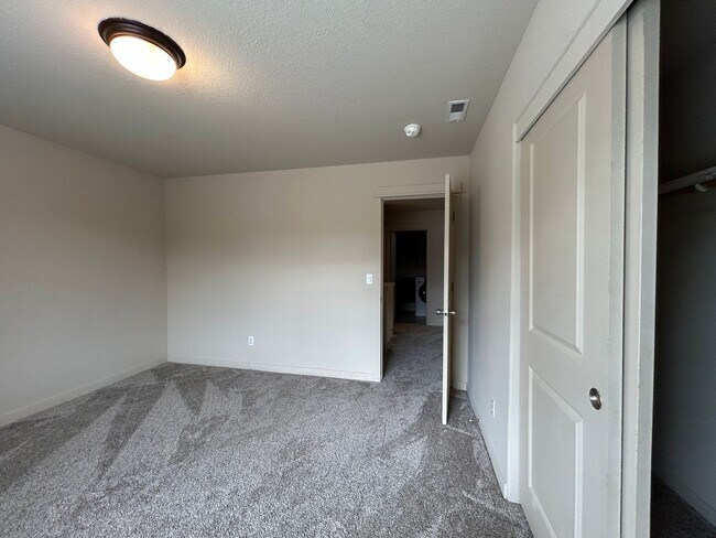 Building Photo - Spacious 4 Bed, 2.5 Bath Home!