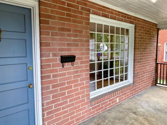 Building Photo - 3 Bedrooms 2 Bathrooms with fenced in back...