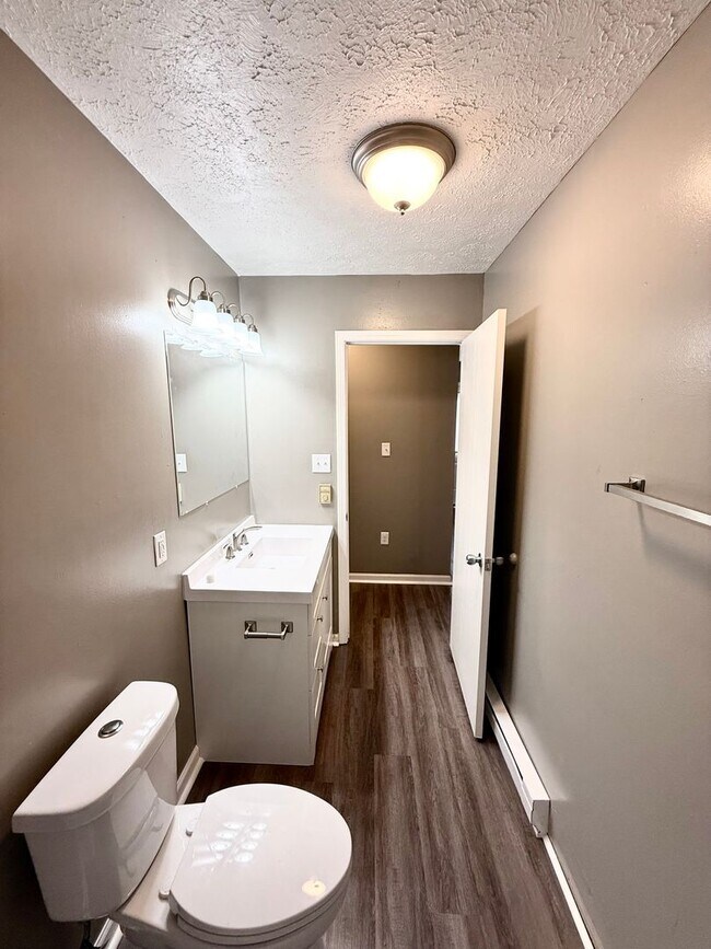 Building Photo - Duplex/ 2 -2 bedroom 1 bath with detached ...