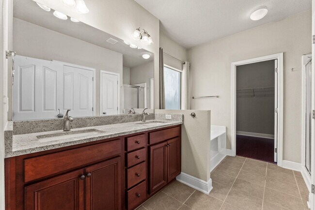 Building Photo - 554 Camellia Ct