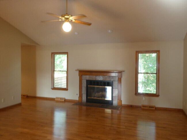 Building Photo - Beautiful home off Chapel Hill Rd