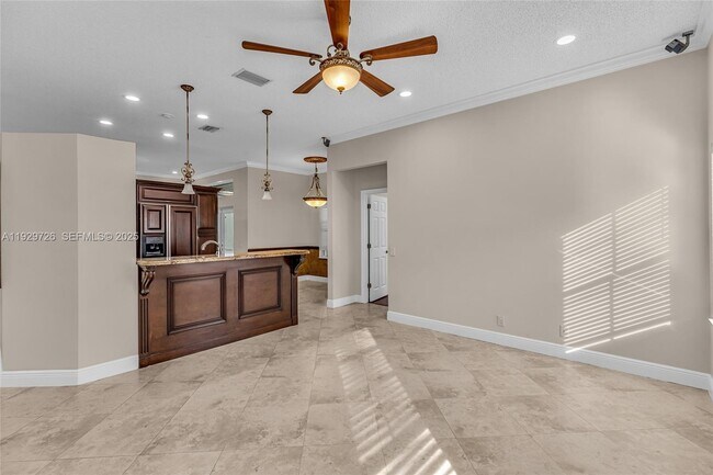 Building Photo - 949 Tanglewood Cir