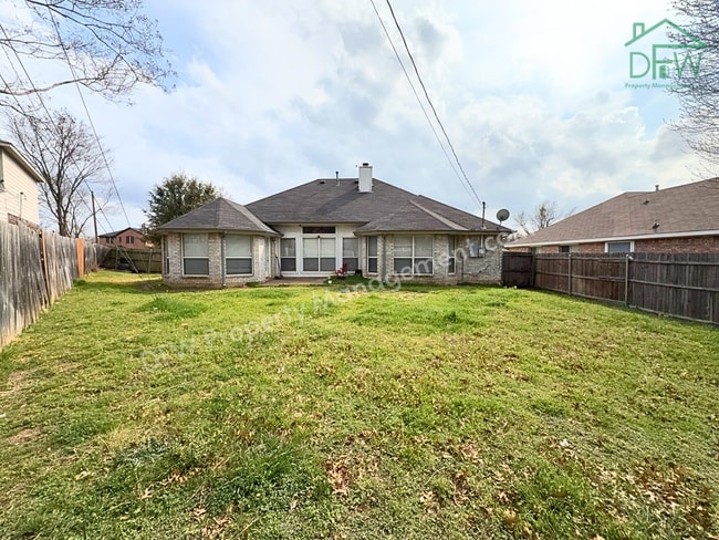 Building Photo - Charming Single-Story Home with Fireplace & Island Kitchen in Cedar Hill!