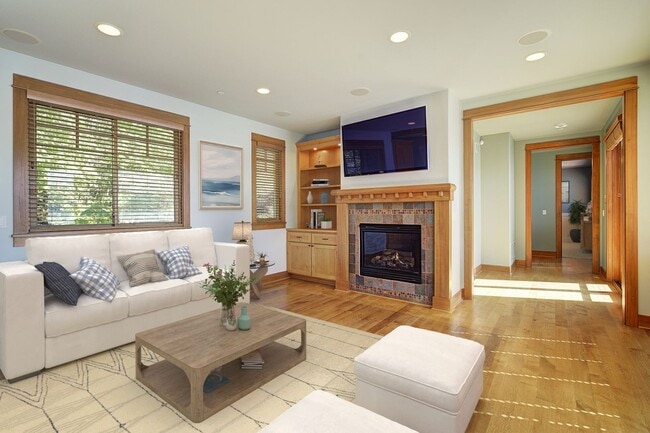 Building Photo - 3bd/3.75ba Sammamish Home