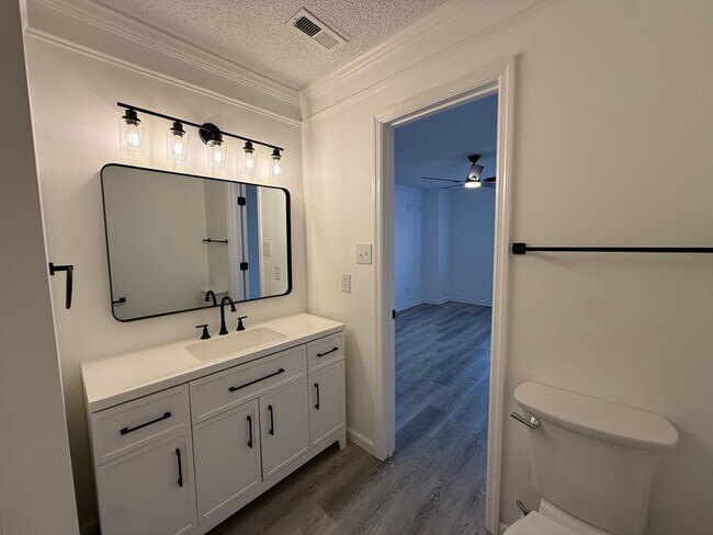 Building Photo - Newly Renovated Townhome 2 Bedroom - 2.5 Bathrooms