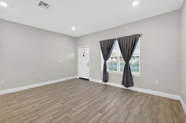 Building Photo - 717 Robin Ct