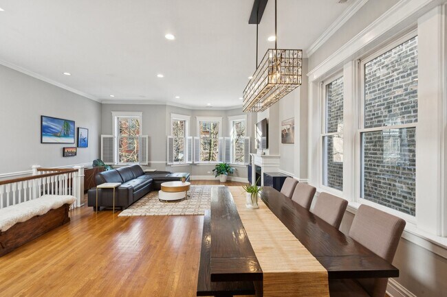 Building Photo - 2044 N Sheffield Ave