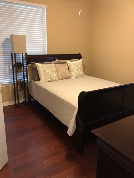 Queen Bed - 45 Sycamore Ave