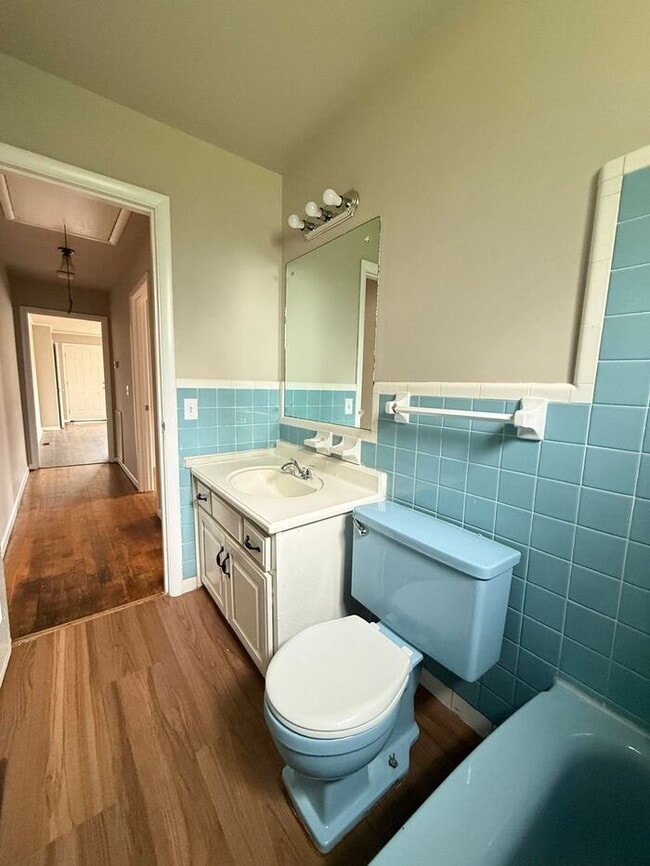 Building Photo - FOR RENT - 2 Bed Duplex in Madison! Large yard! Pets allowed!