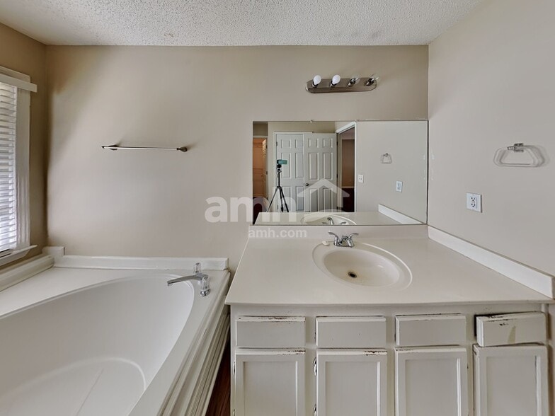 Building Photo - 3846 Deercreek Dr
