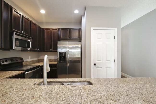 Building Photo - Lovely 3/2.5 Spacious Townhome with a 2 Ca...